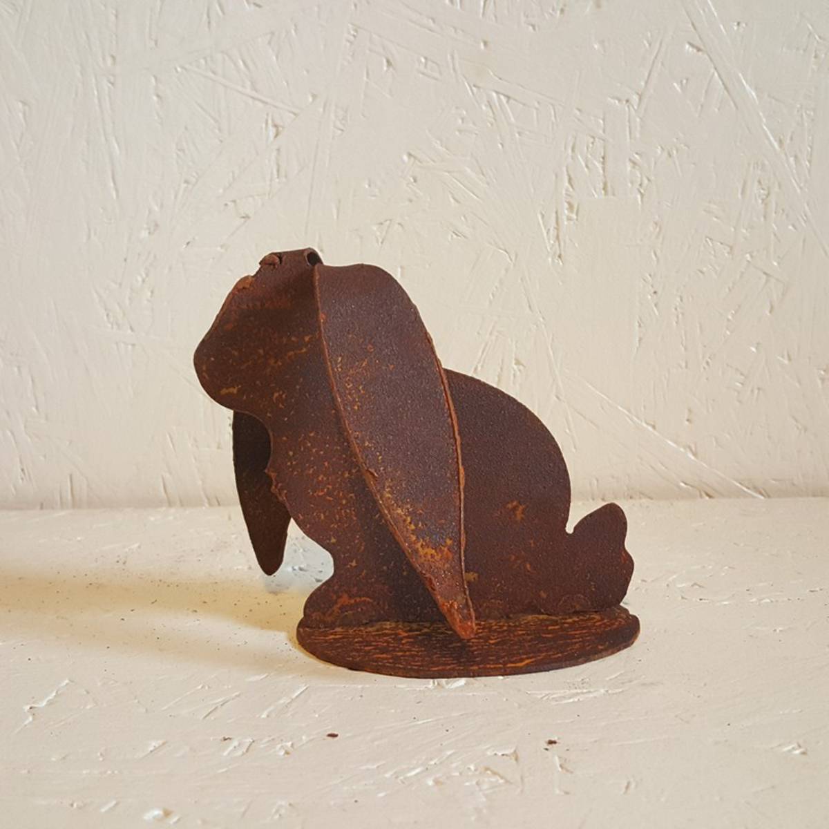 Hase aus Rostmetall, auf einer Platte