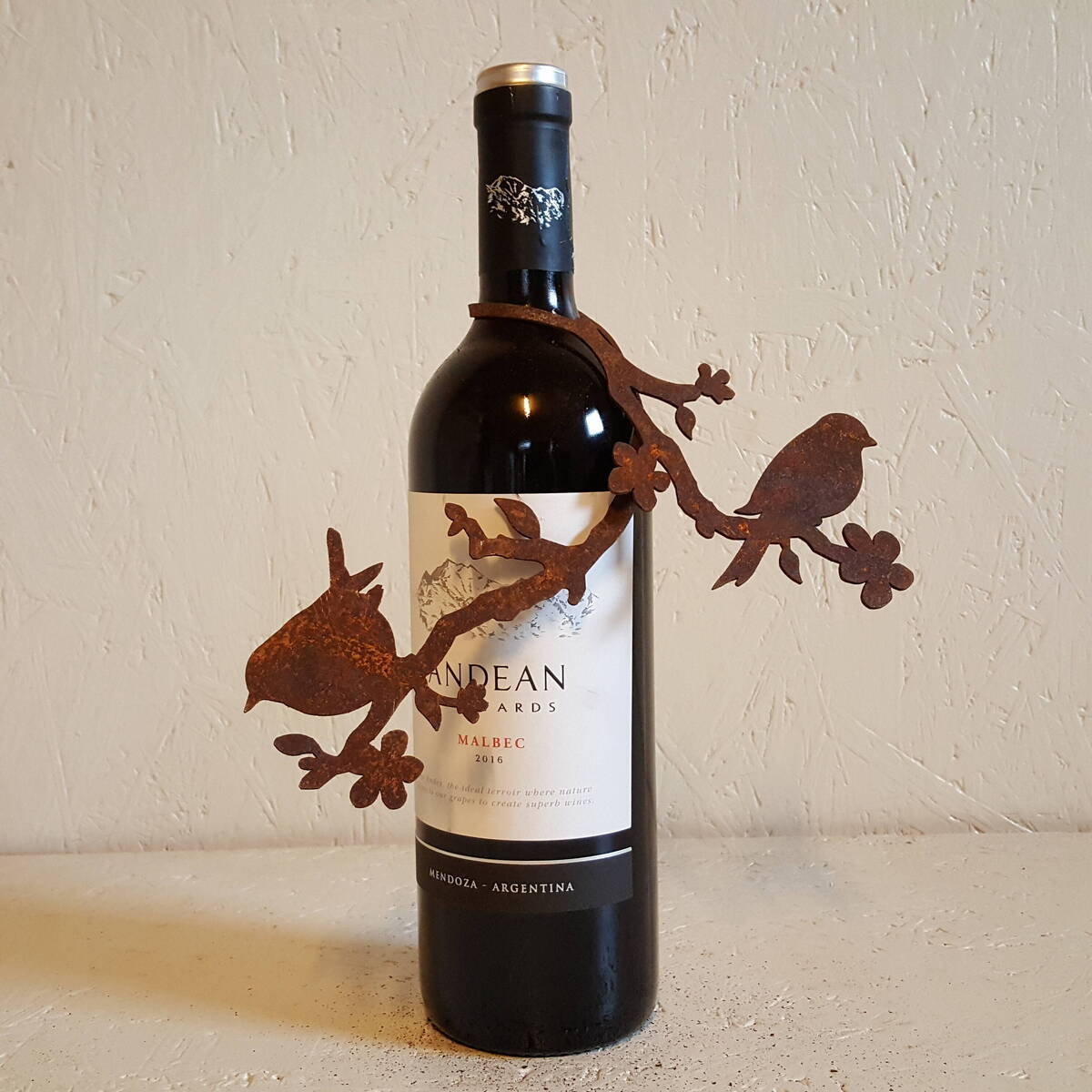 Vögelchen aus Rosteisen, um ein Objekt zu umwickeln