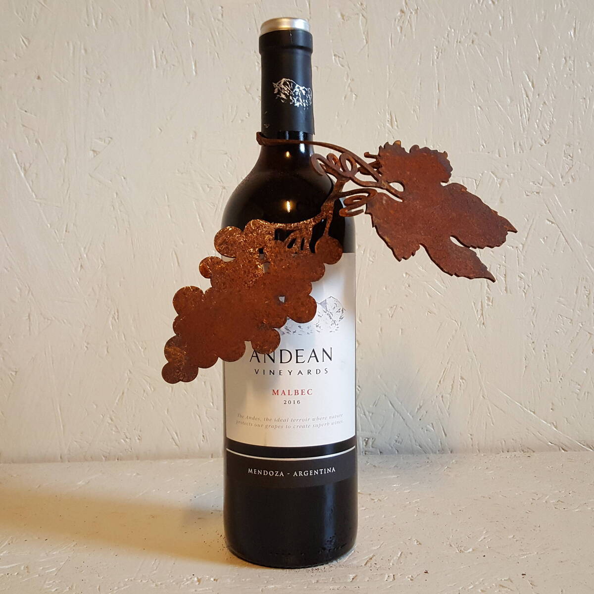 Weinranke aus Rosteisen, um ein Objekt zu umwickeln