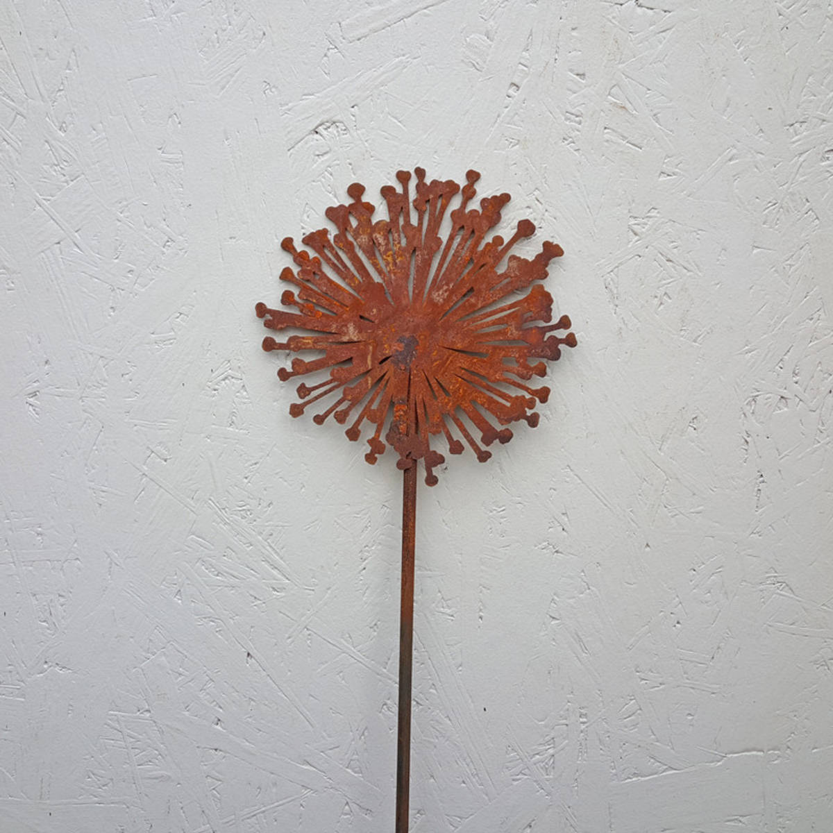 Fleur en fer rouillé, sur tige, hauteur 80cm