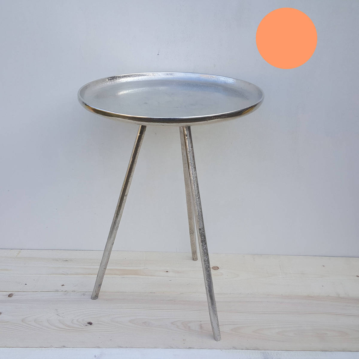 Petite table en métal, argent ancien, H 55 cm    
