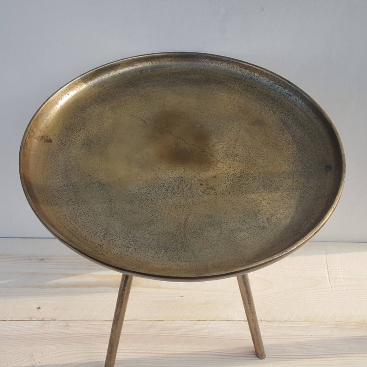 3-Bein Tisch aus Metall, antik gold, H 50cm