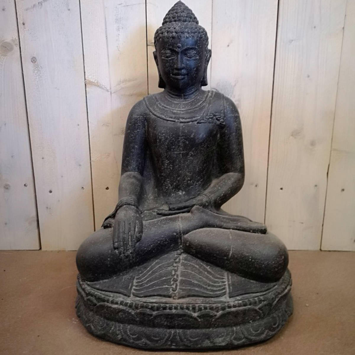 Bouddha assis, 80 cm, en pierre agglomérée 