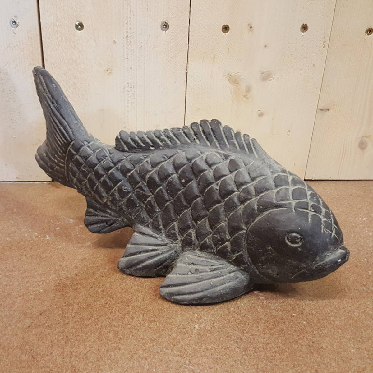 Poisson en pierre, très bien reproduit, L 43cm