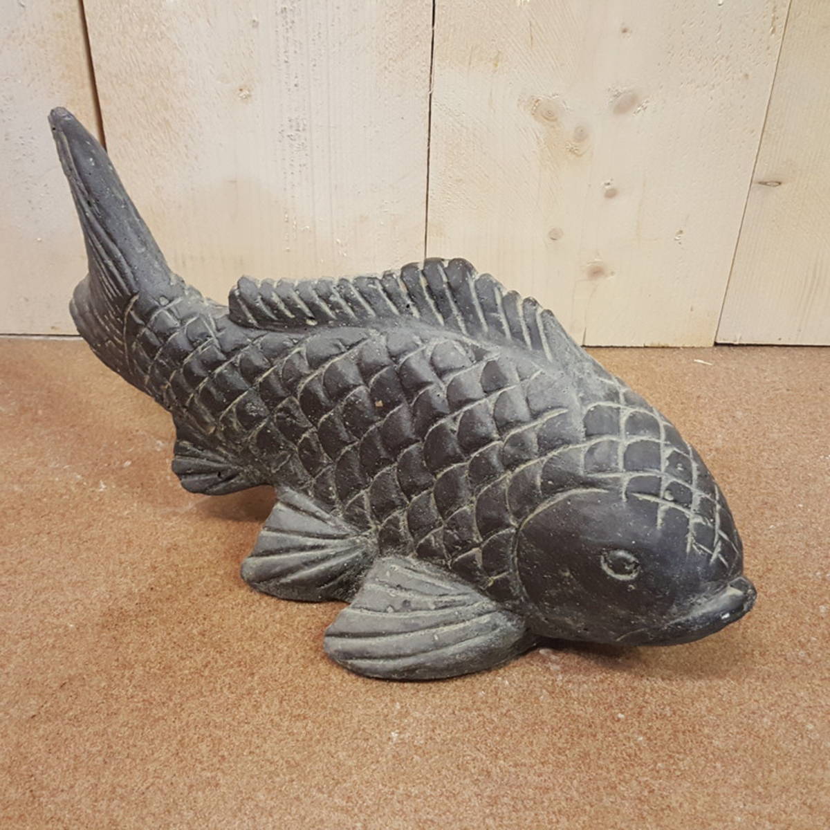 Poisson en pierre, très bien reproduit, L 43cm