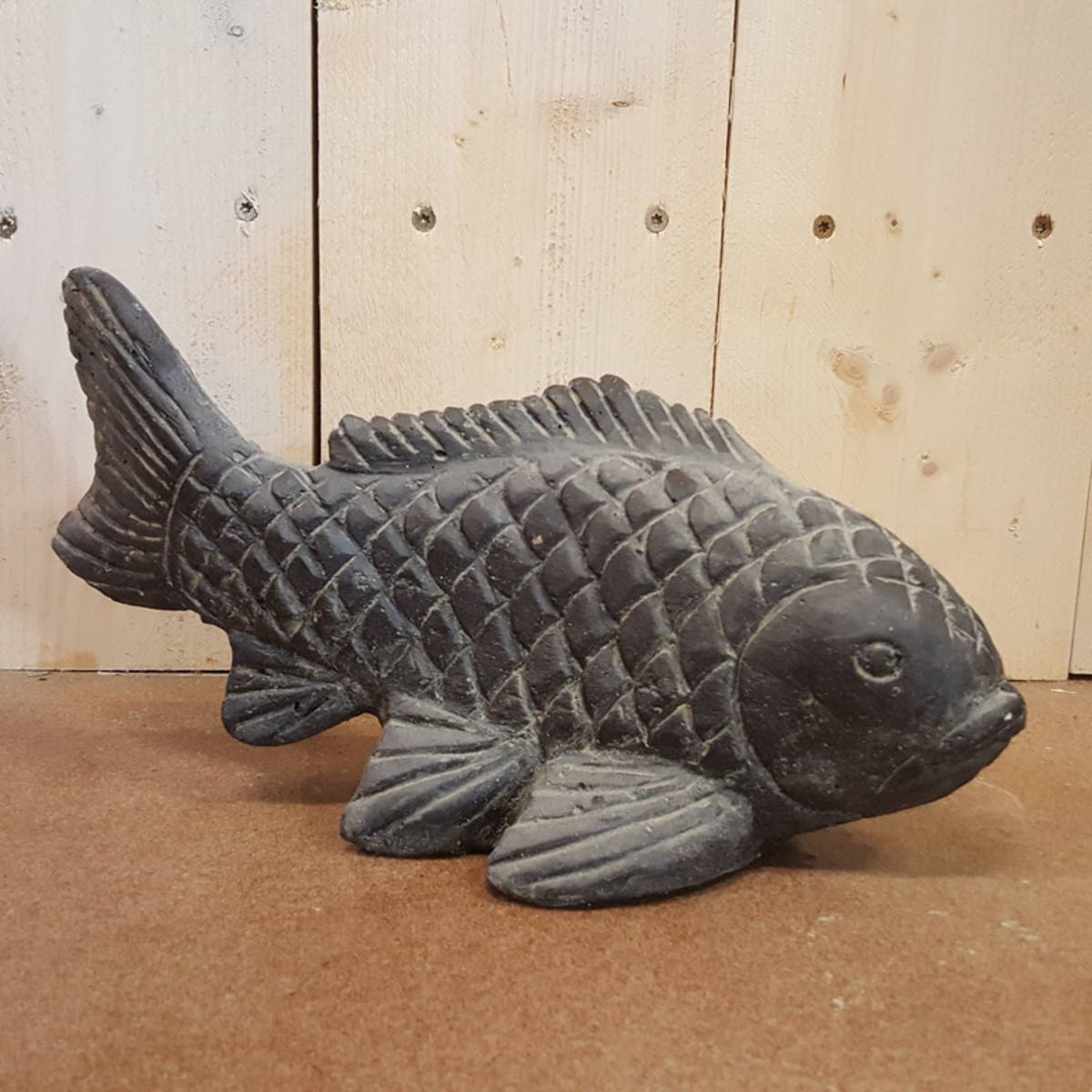 Poisson en pierre, très bien reproduit, L 43cm