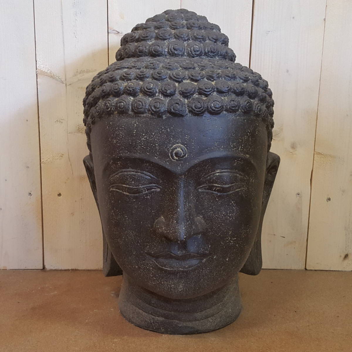 Tête de bouddha en pierre agglomérée, 75 cm 