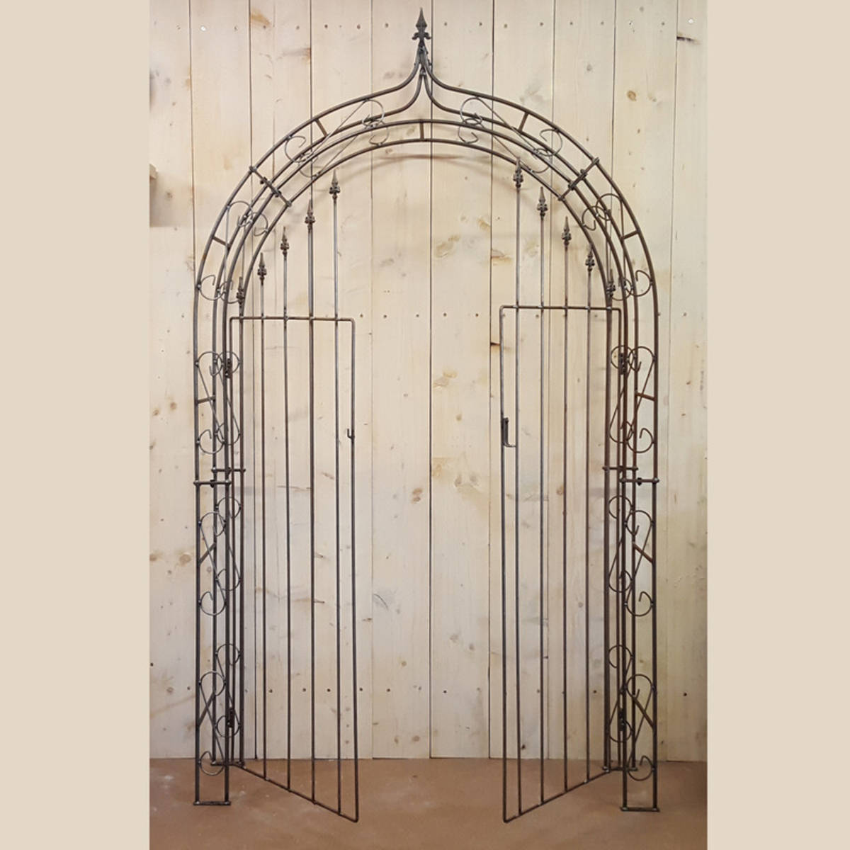 Rosenbogen mit Tür, aus Eisen