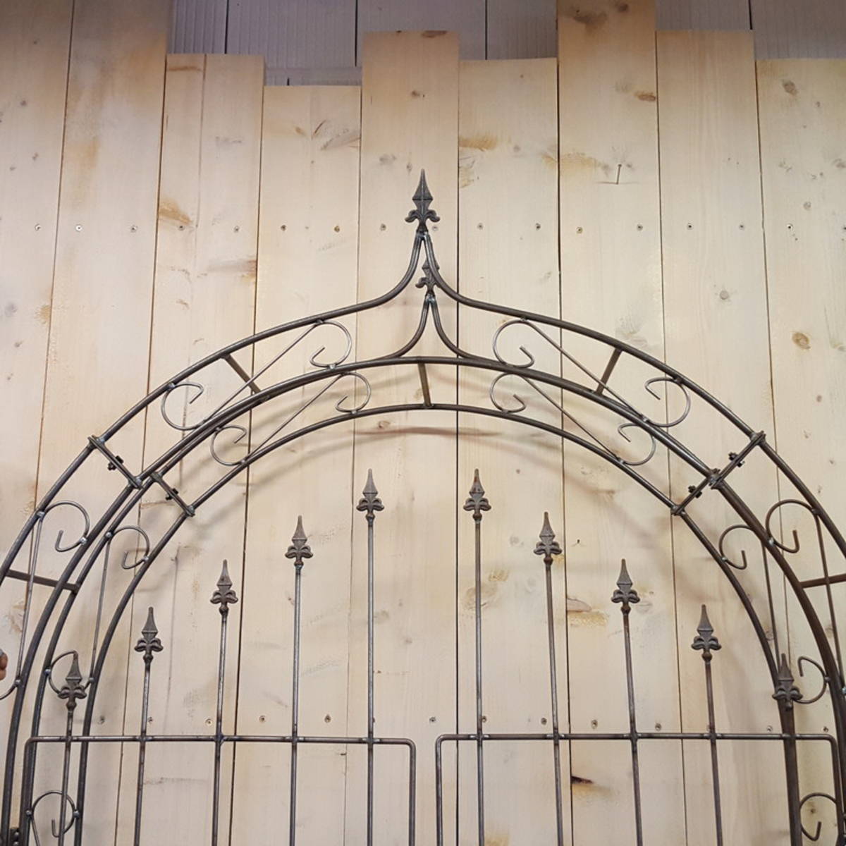 Rosenbogen mit Tür, aus Eisen
