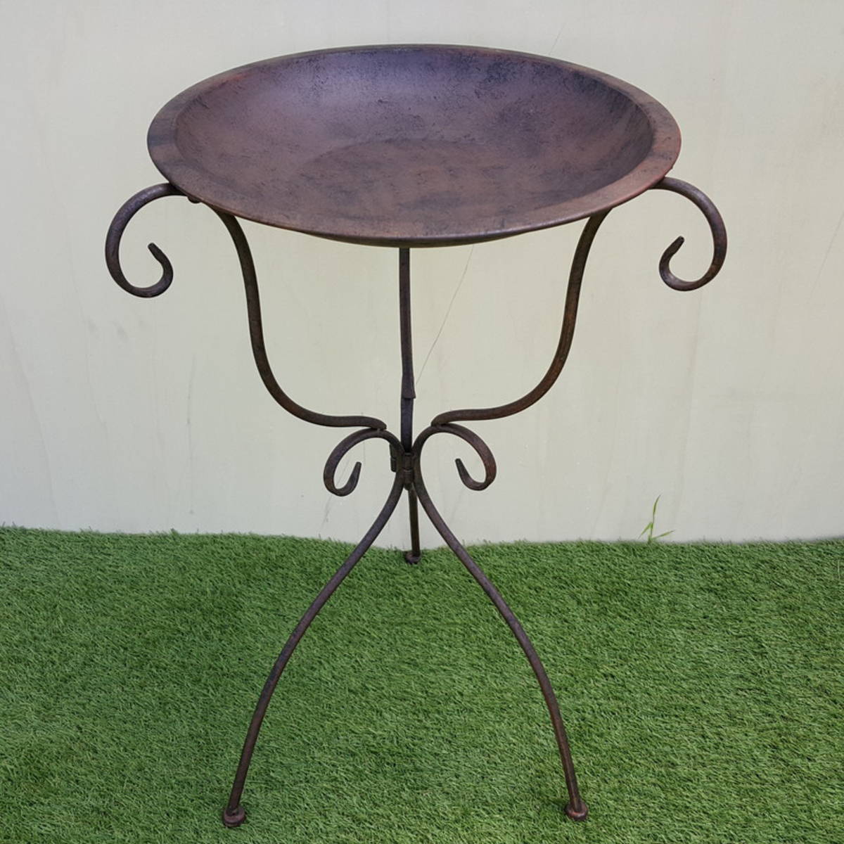 Petite tablette sur pied, en métal, H 65 cm 