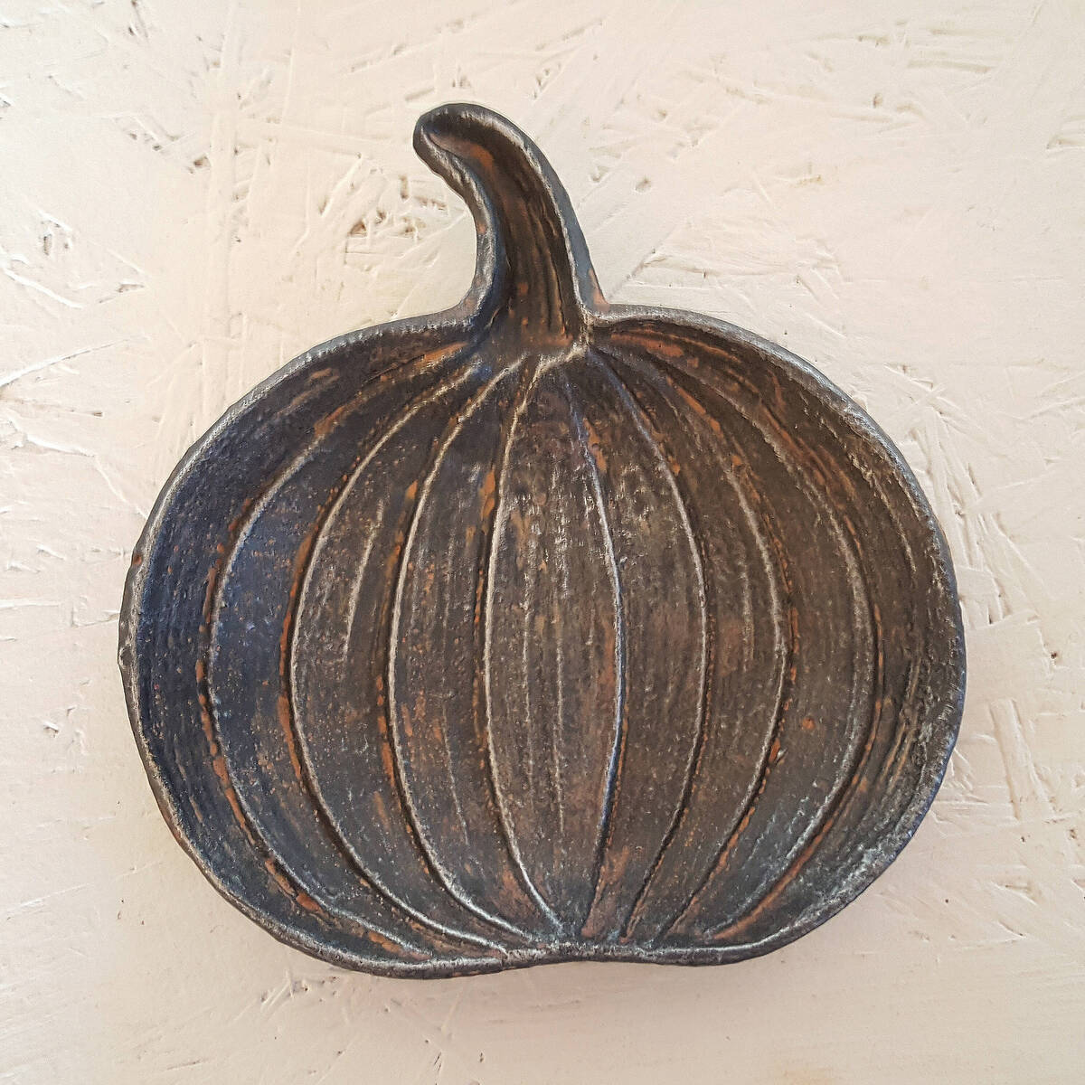 Kleine Schale aus Gusseisen, Form Kürbis