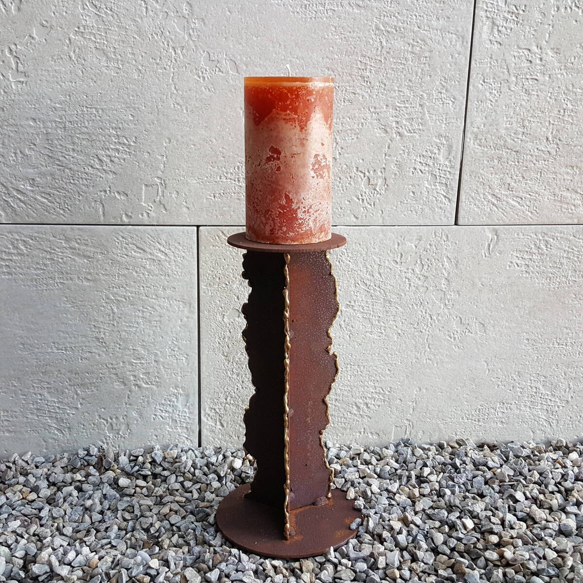 Kerzenhalter mit Goldrand, aus Rosteisen, H 30cm