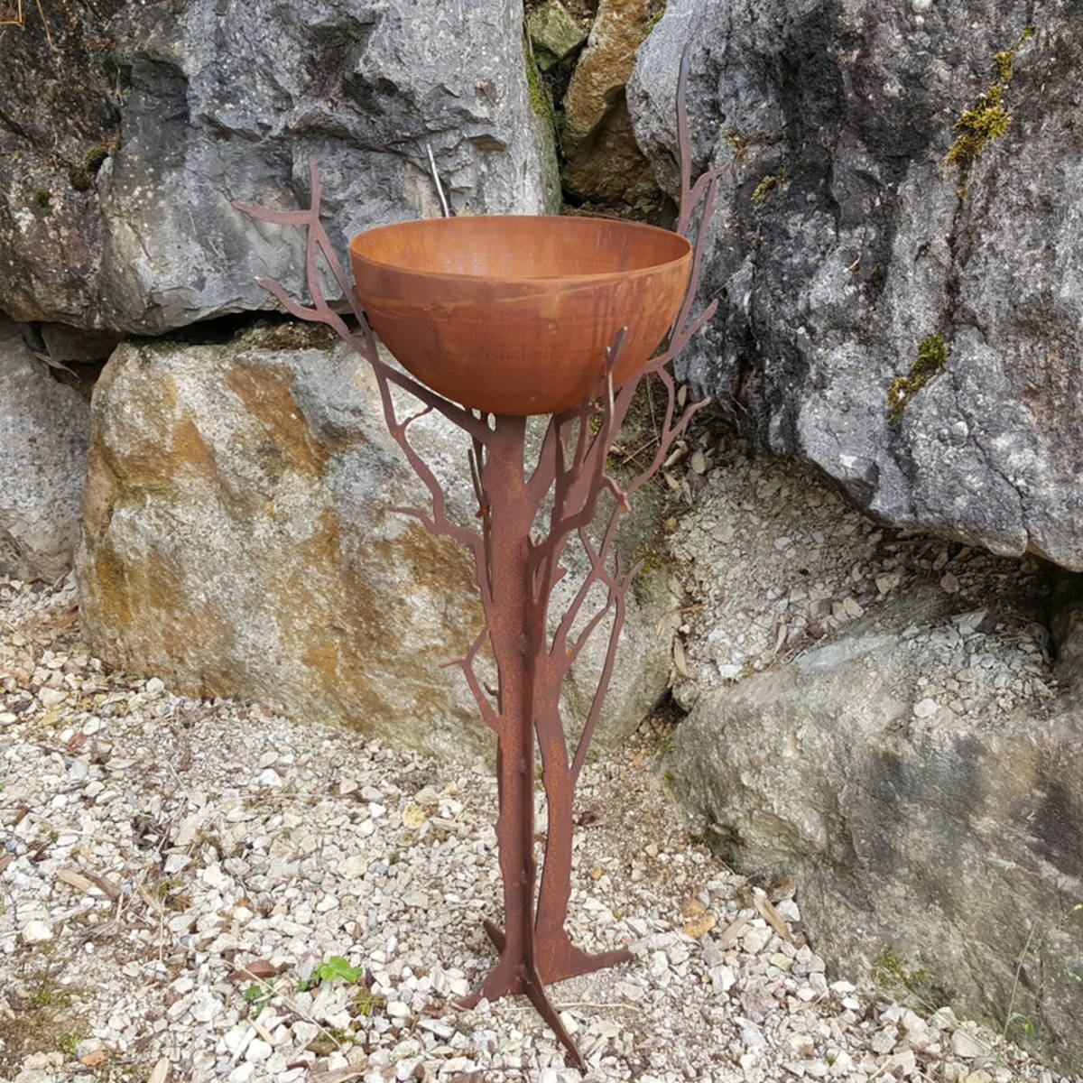 Arbre en fer rouillé avec demi sphère, H.110 cm  