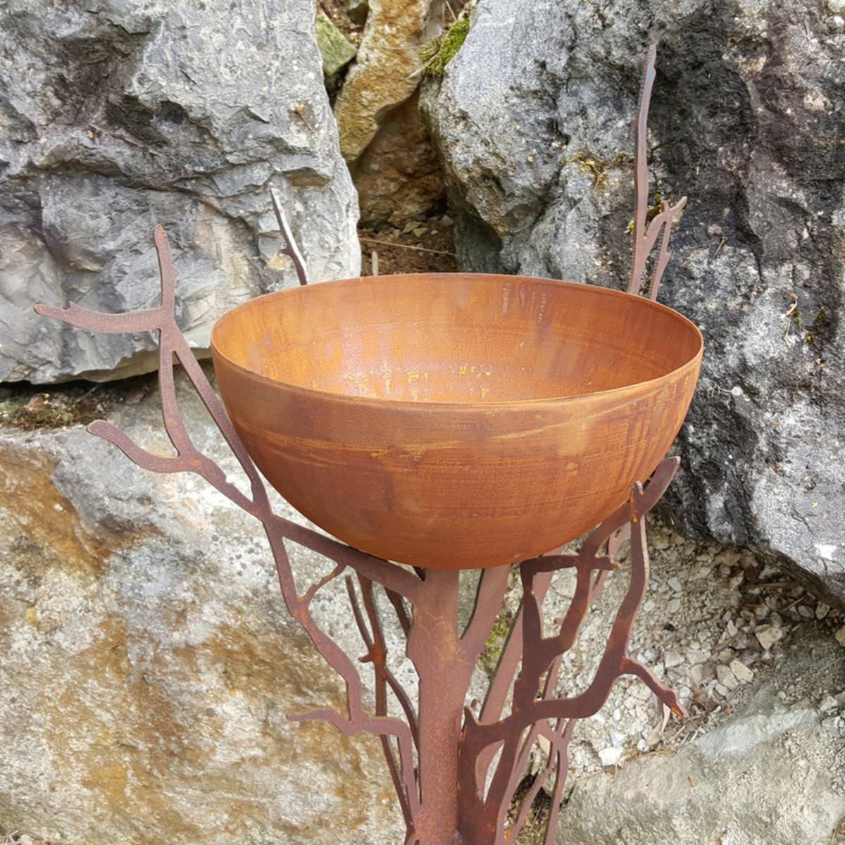 Arbre en fer rouillé avec demi sphère, H.110 cm  