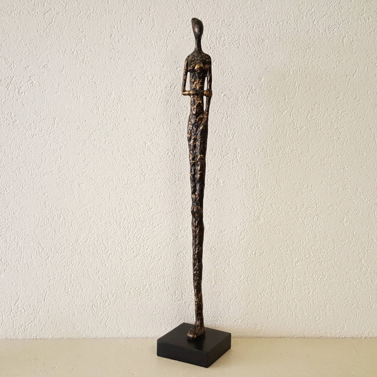 Frauenskulptur aus Polyresin/Holz, Höhe 70cm