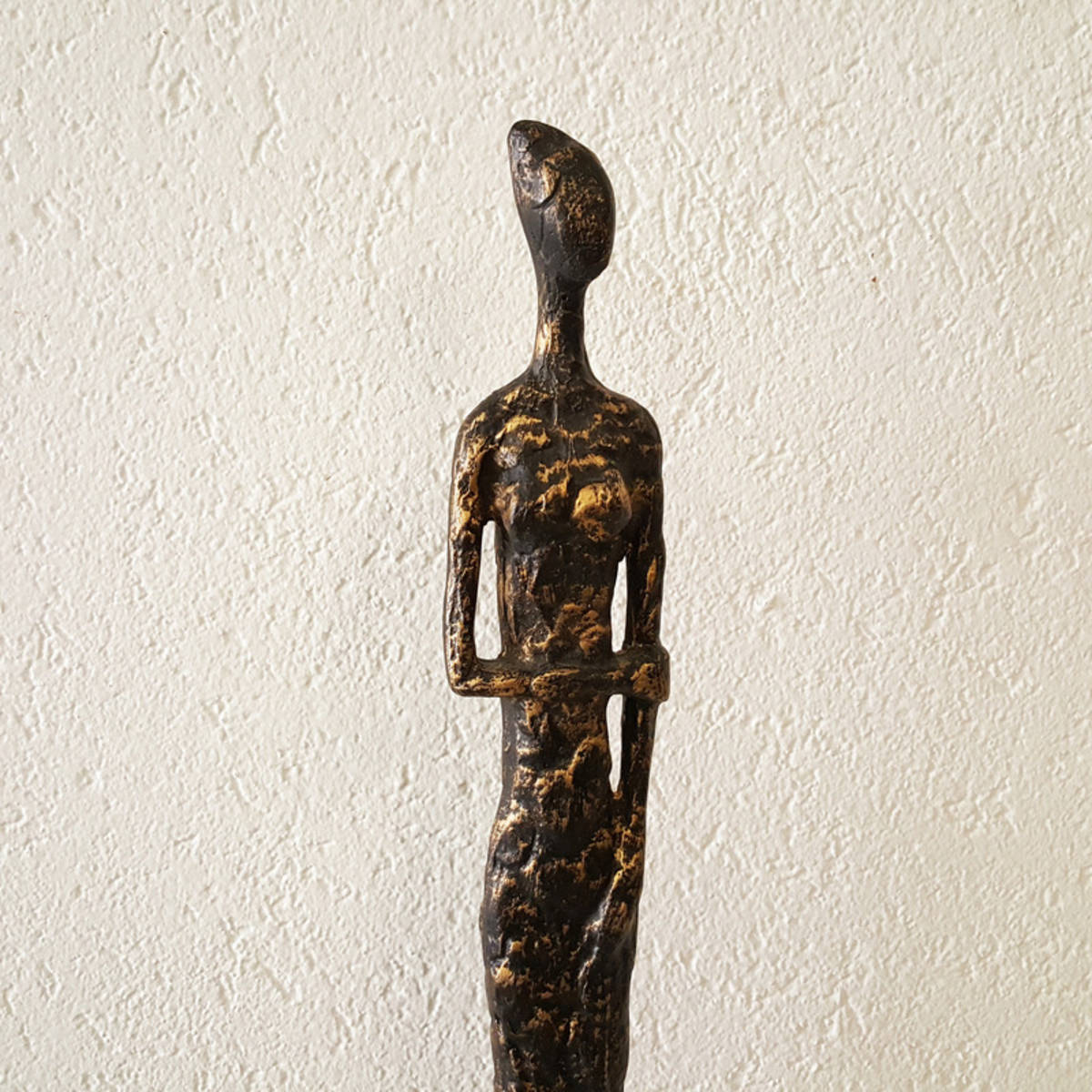 Frauenskulptur aus Polyresin/Holz, Höhe 70cm