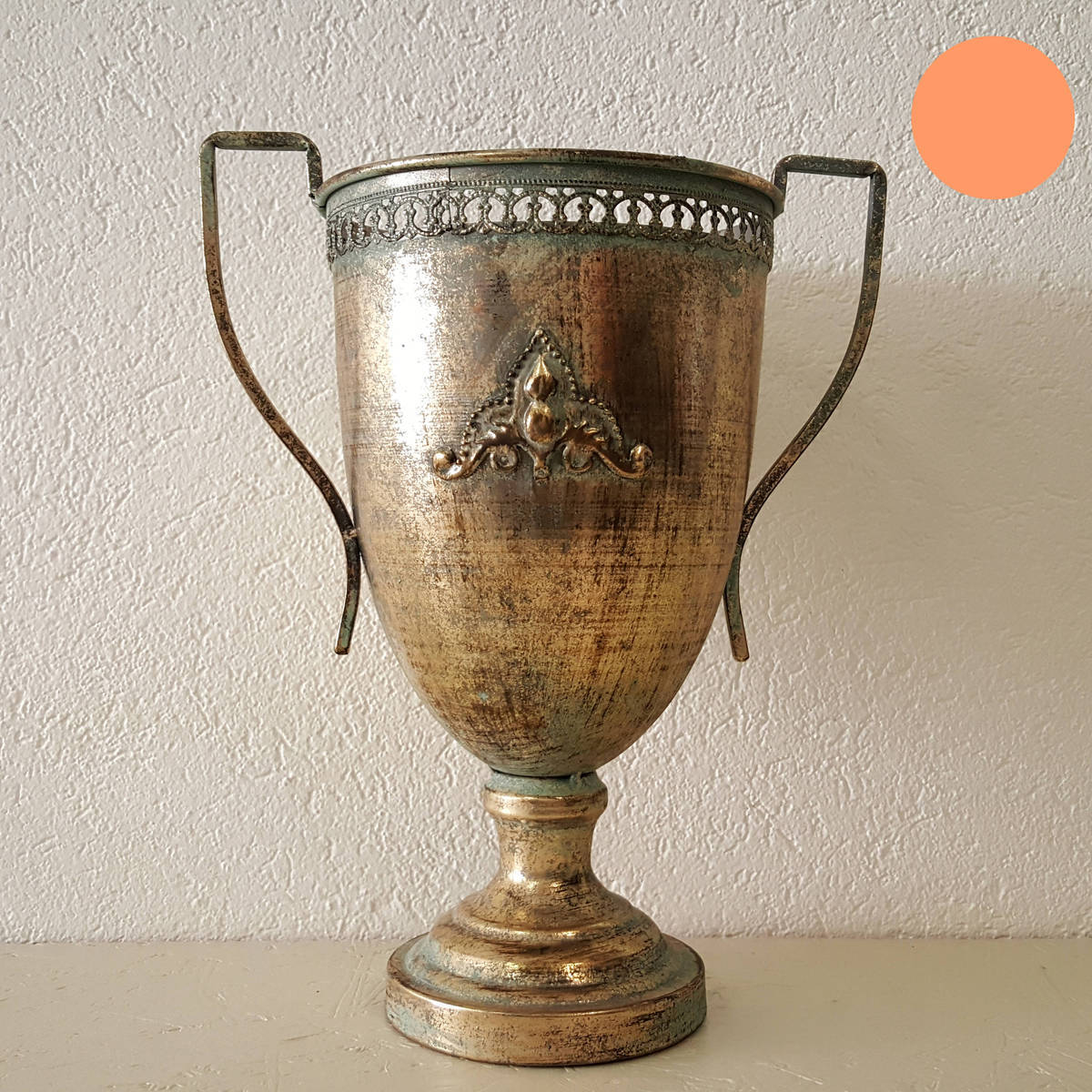 Coupe en métal, colori or vieilli, hauteur 37cm