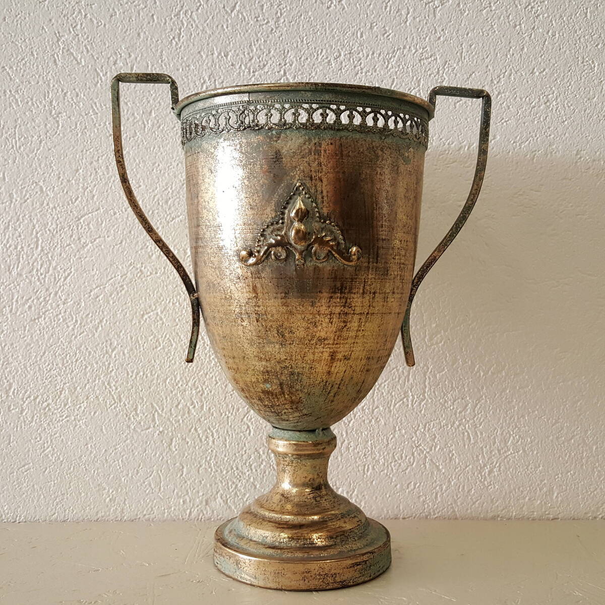 Pokal aus Metall, mit Goldfinish, Höhe 37cm
