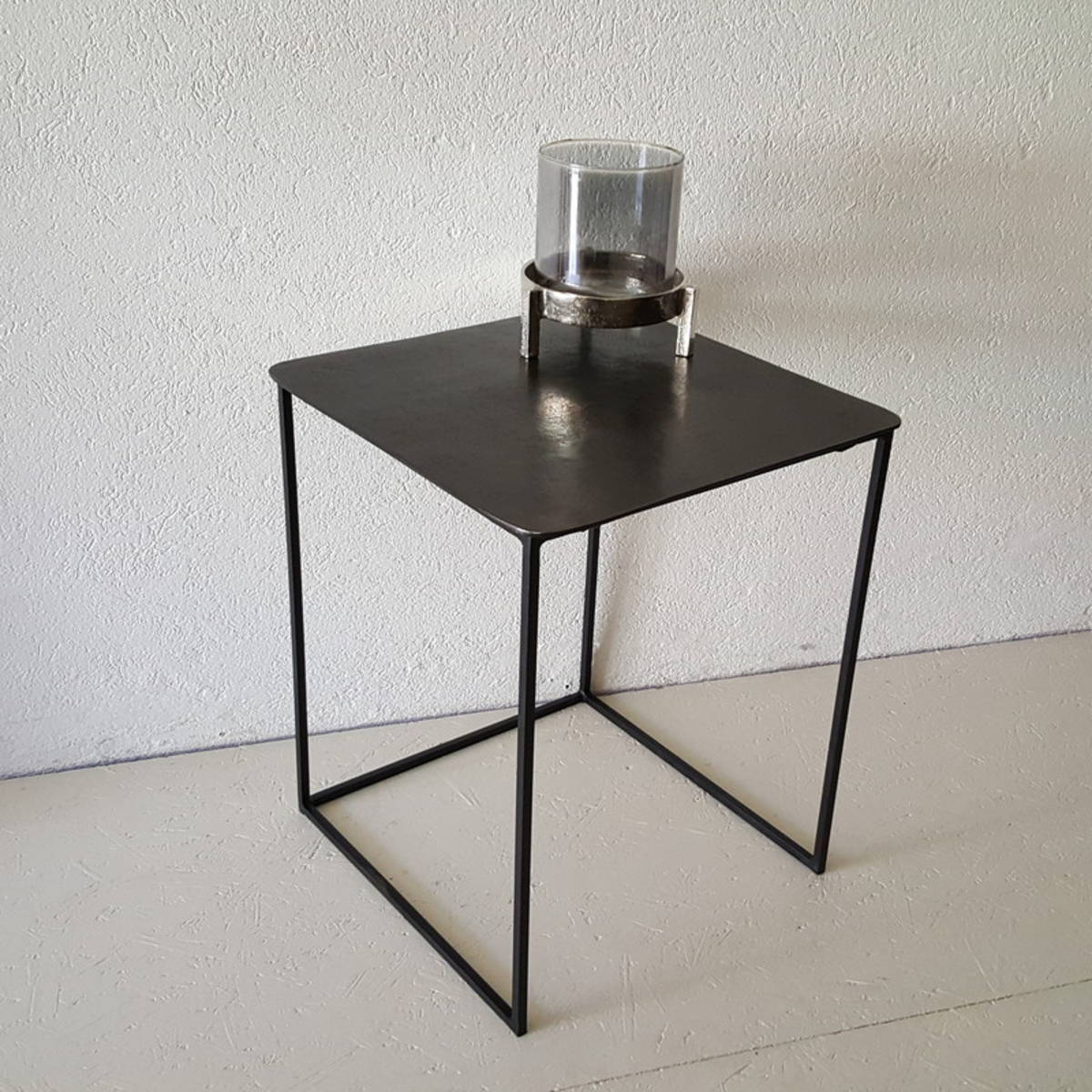 Petite table en métal, gris foncé, H. 56cm    