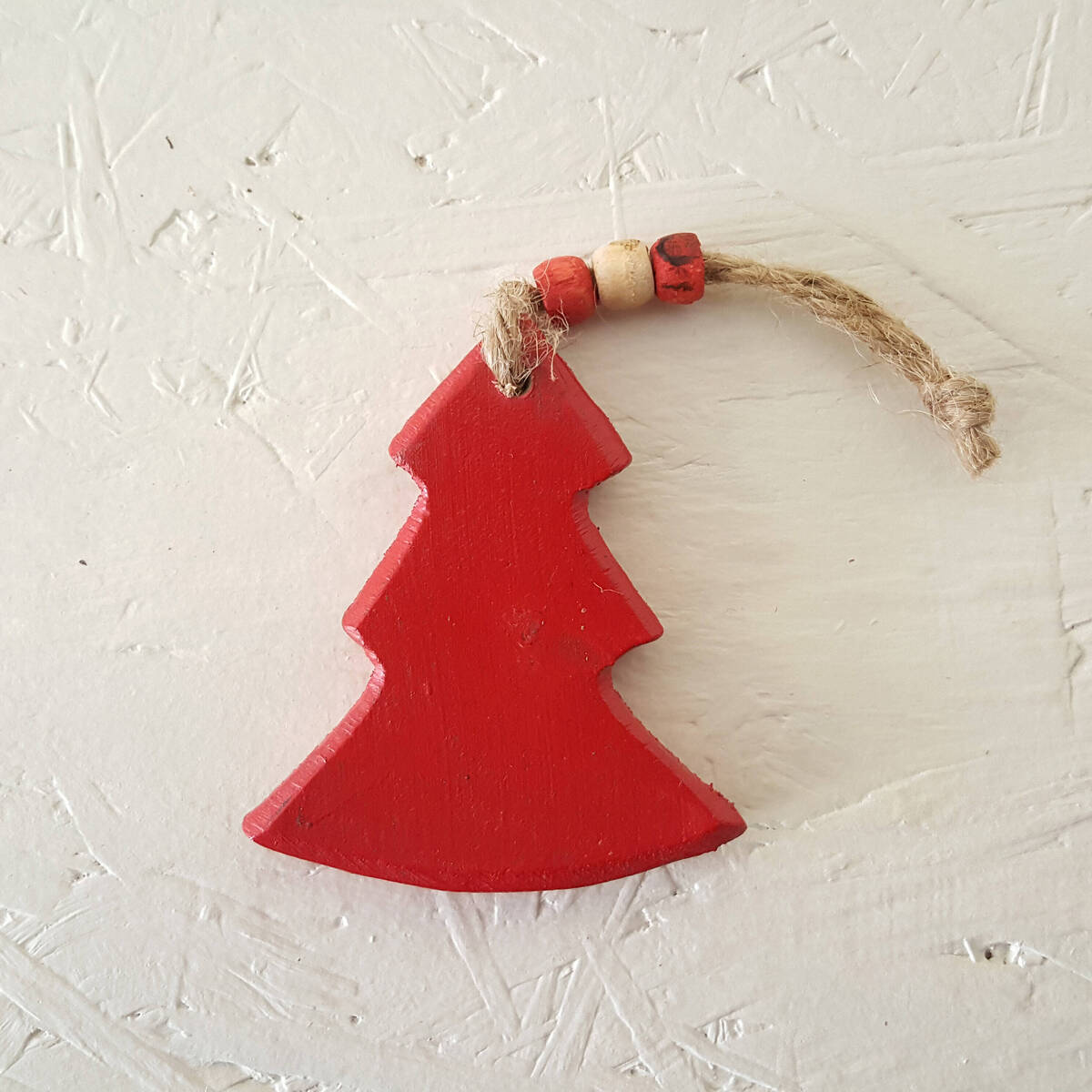 Sapin en bois, peint en rouge, 7cm