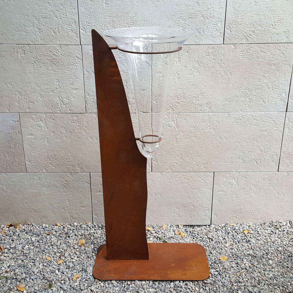 Support en métal rouillé avec vase, H. 100cm