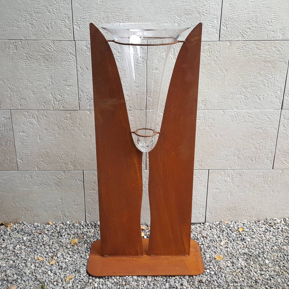 Support en métal rouillé avec vase, H. 100cm