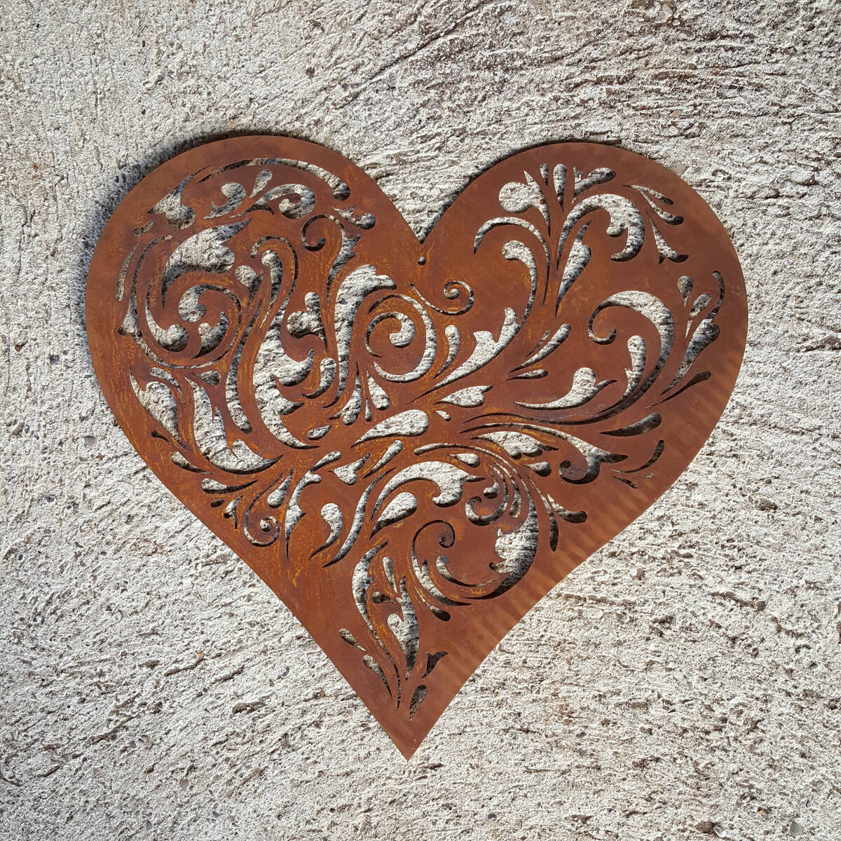 Herz aus Rosteisen mit feinen Ausschnitten, H. 35cm
