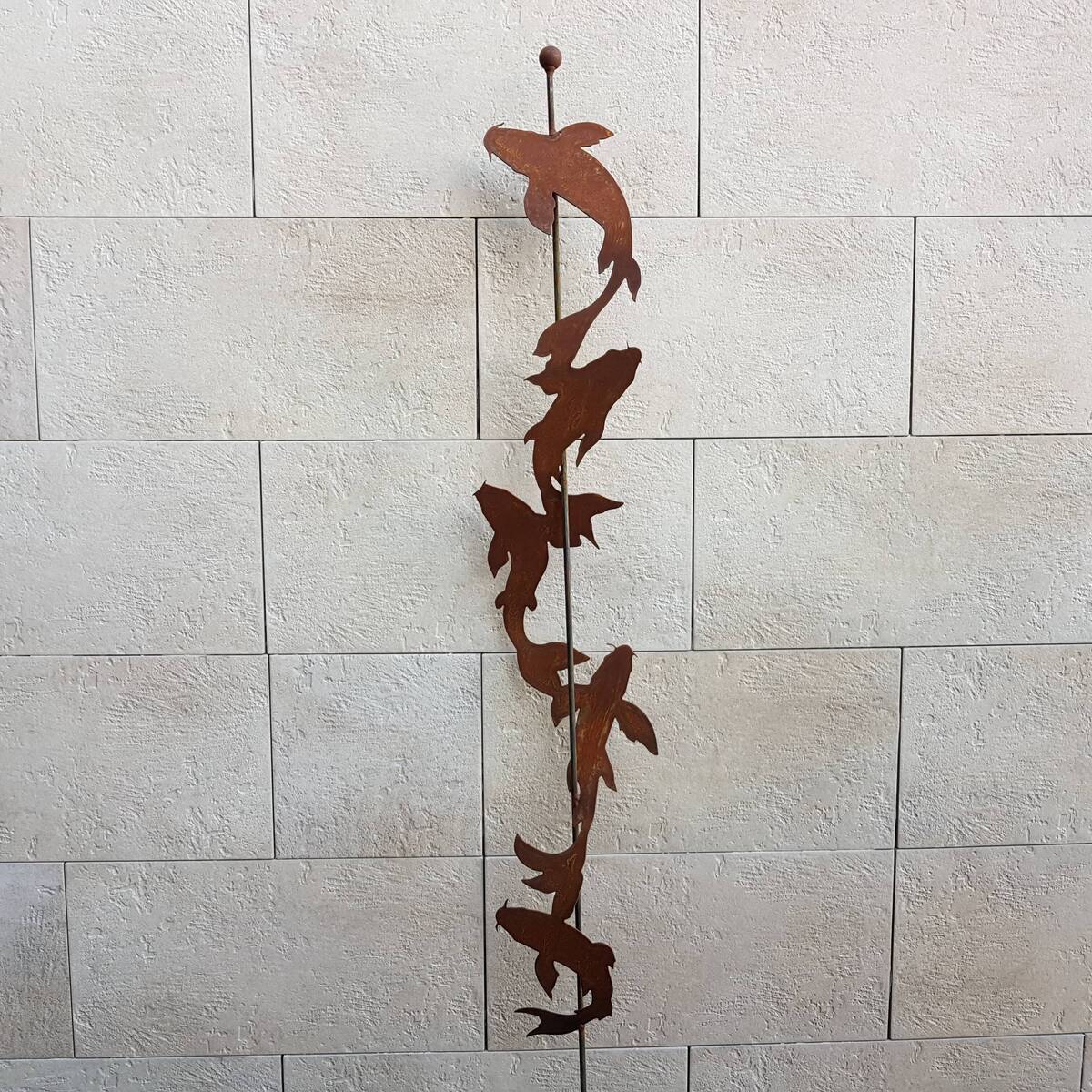  Koi's aus Rosteisen, auf Stange, Höhe 180cm  