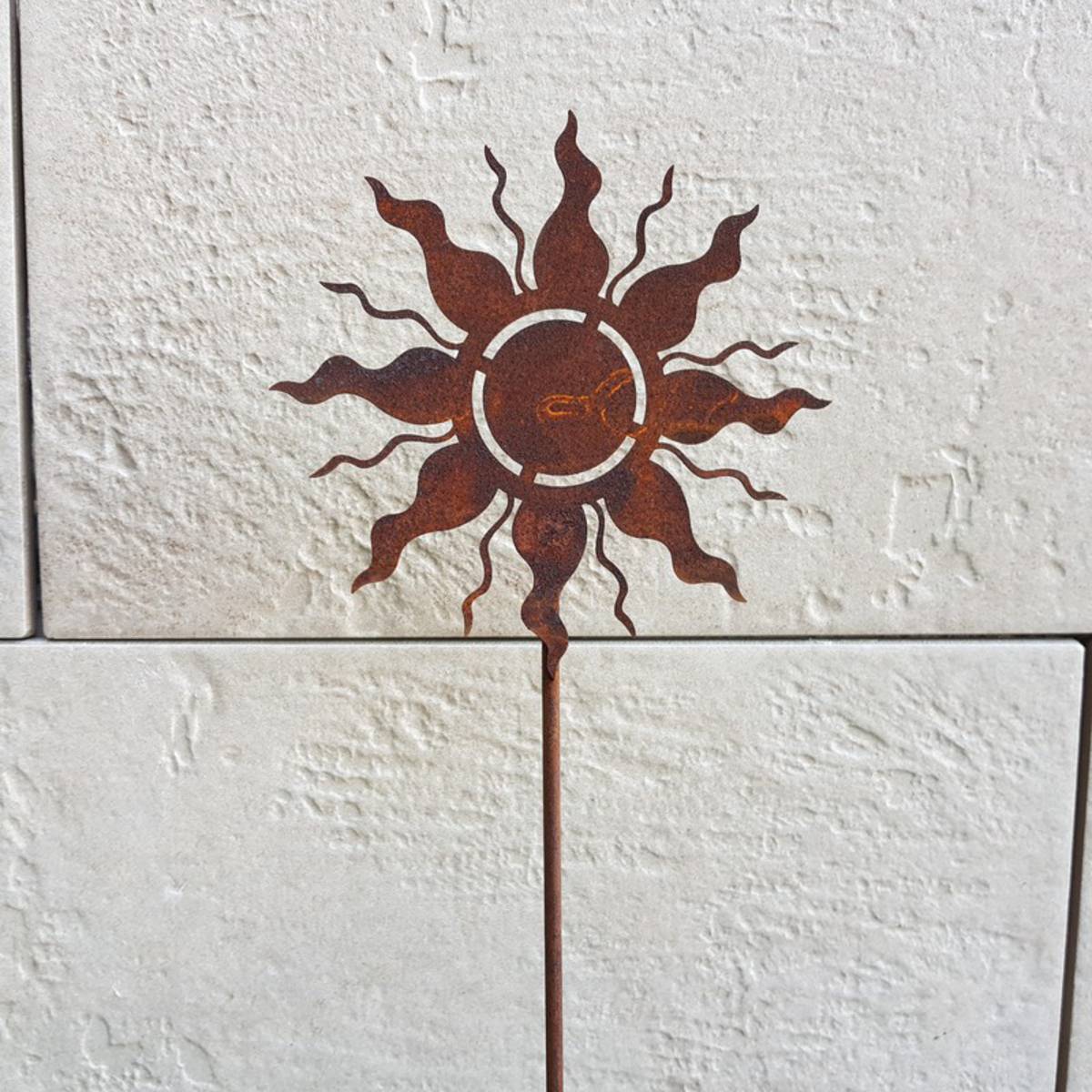 Soleil à piquer en fer rouillé, H.40 cm  