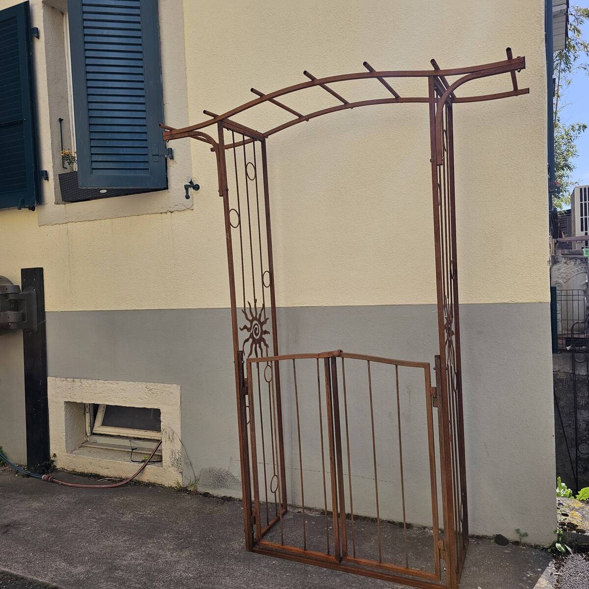 Arche en fer rouillé, avec portes, H. 220cm