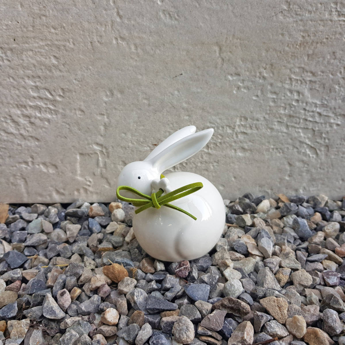 Hase aus Keramik mit Schlaufe, Höhe 9cm