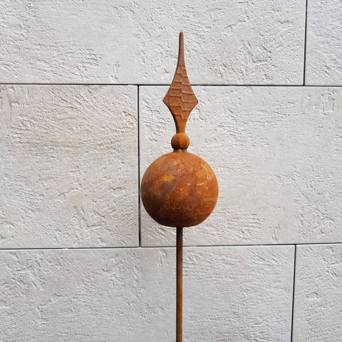 Stab mit Kugel aus Rosteisen, Höhe 170cm