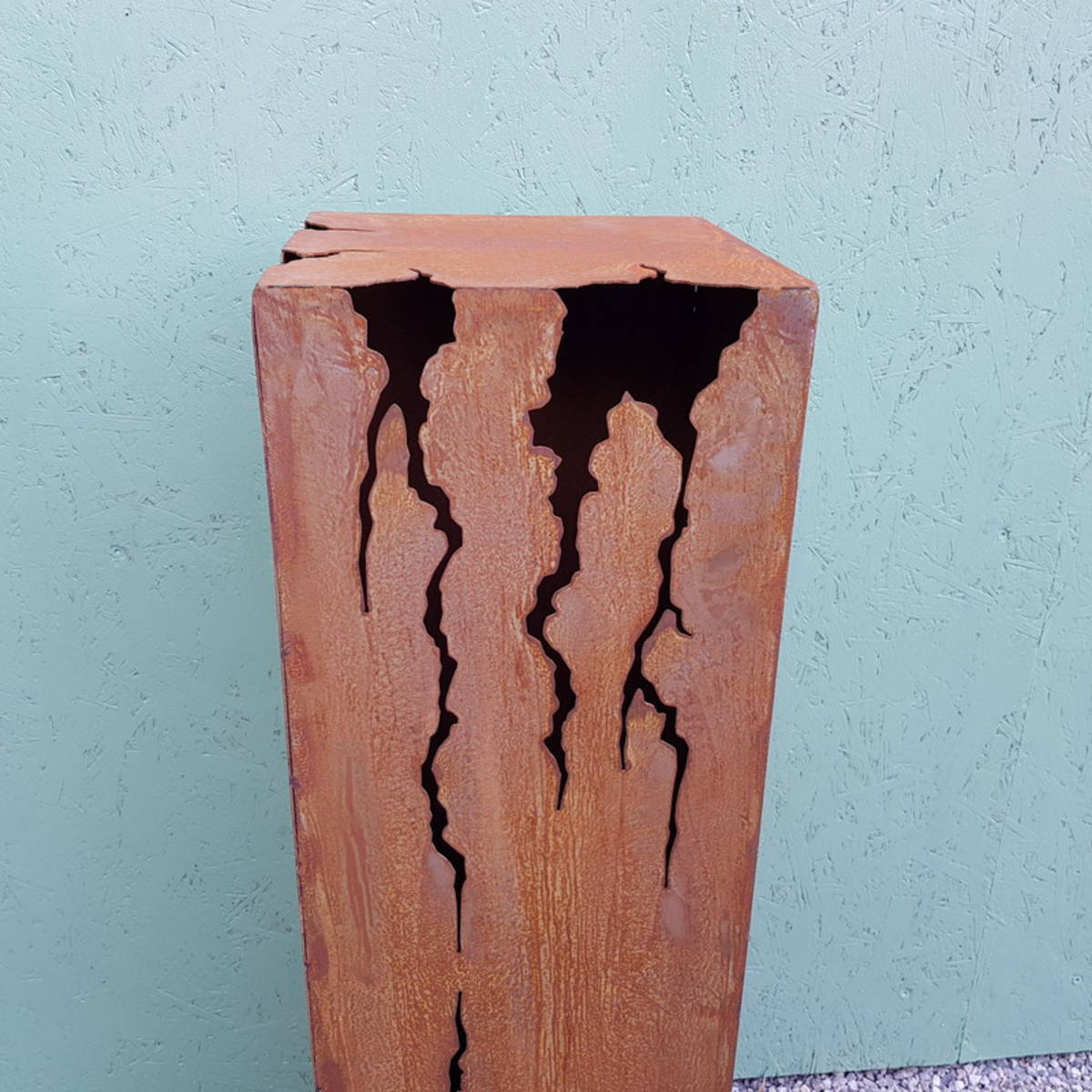 Säule aus Rosteisen, mit Rissen, Höhe 100cm