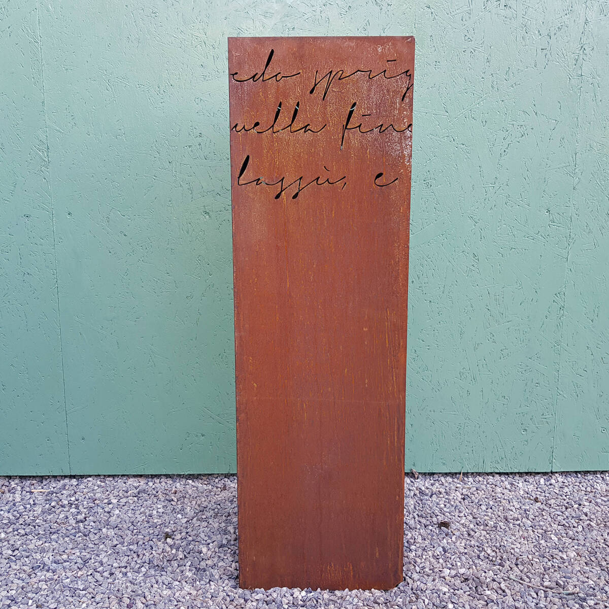 Colonne en fer rouillé avec écriture, hauteur 125cm