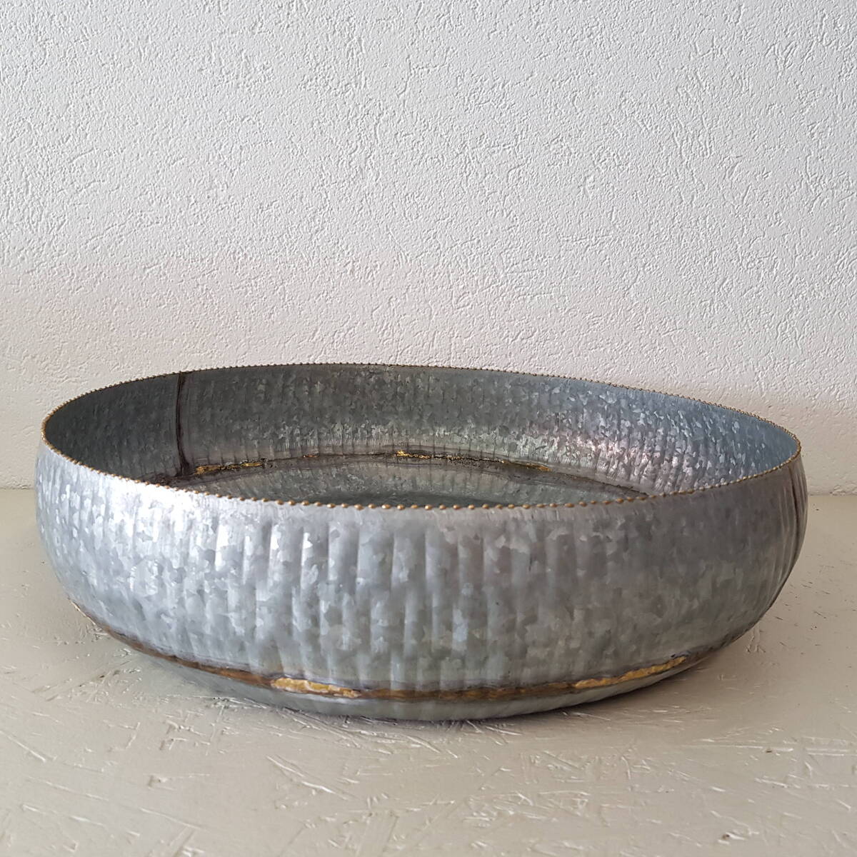 Plat en métal, avec bordure dorée,  Ø 39 cm  