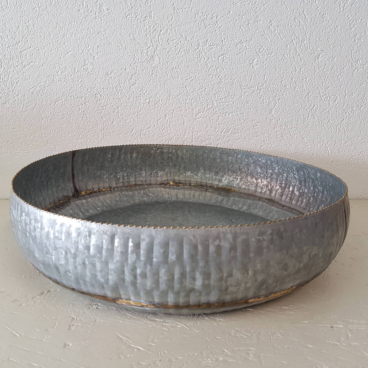 Plat en métal, avec bordure dorée,  Ø 47 cm  