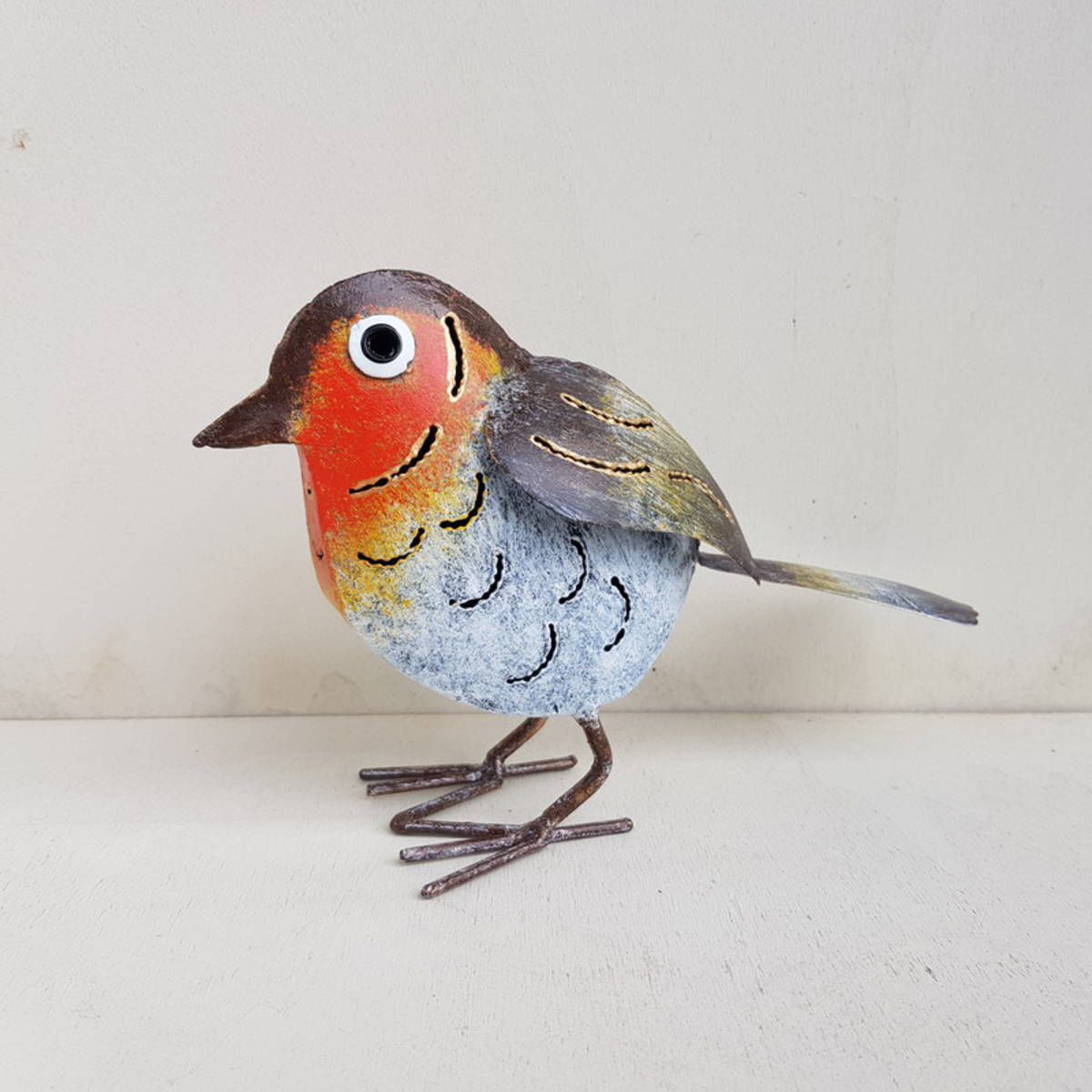 Rougegorge en métal peint, H. 14 cm 