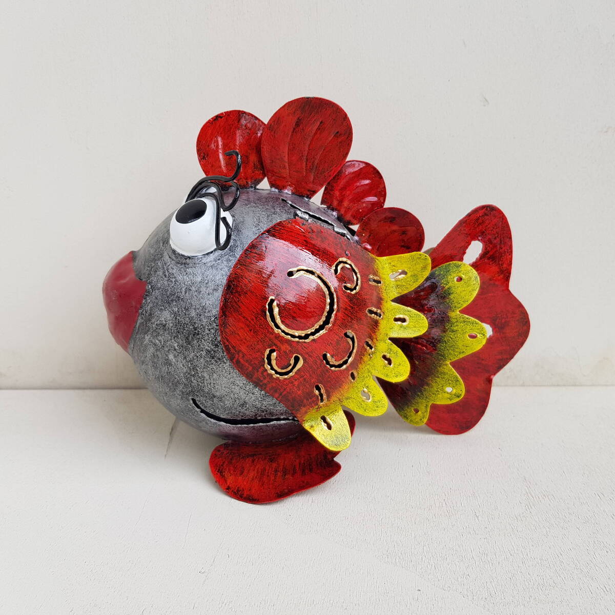 Poisson en métal peint, L.19 cm 