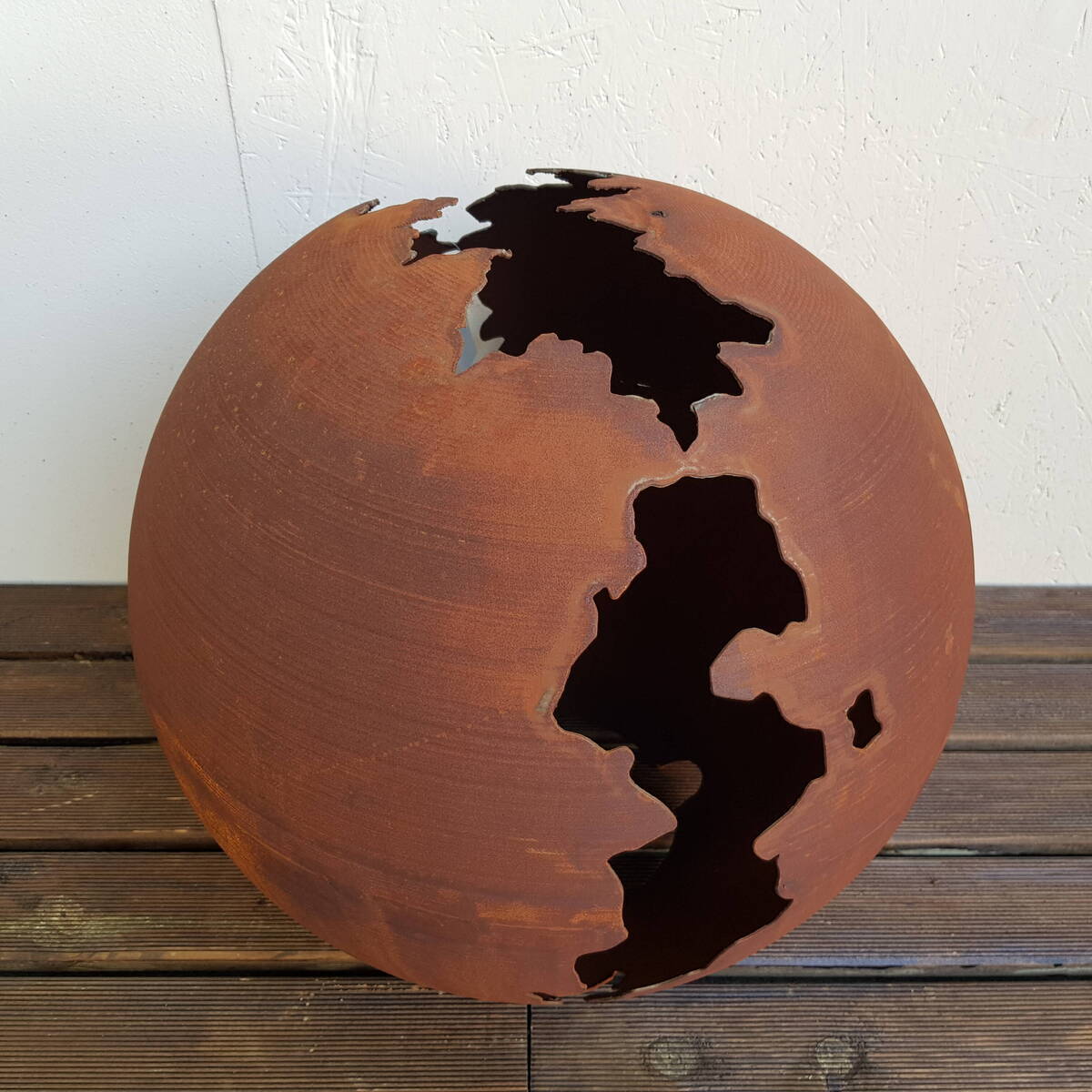 Kugel mit langen Rissen, aus Rosteisen , Ø 50cm