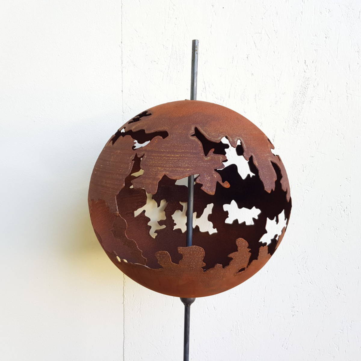 Boule en fer rouillé, finement découpée, sur tige H.150 cm 