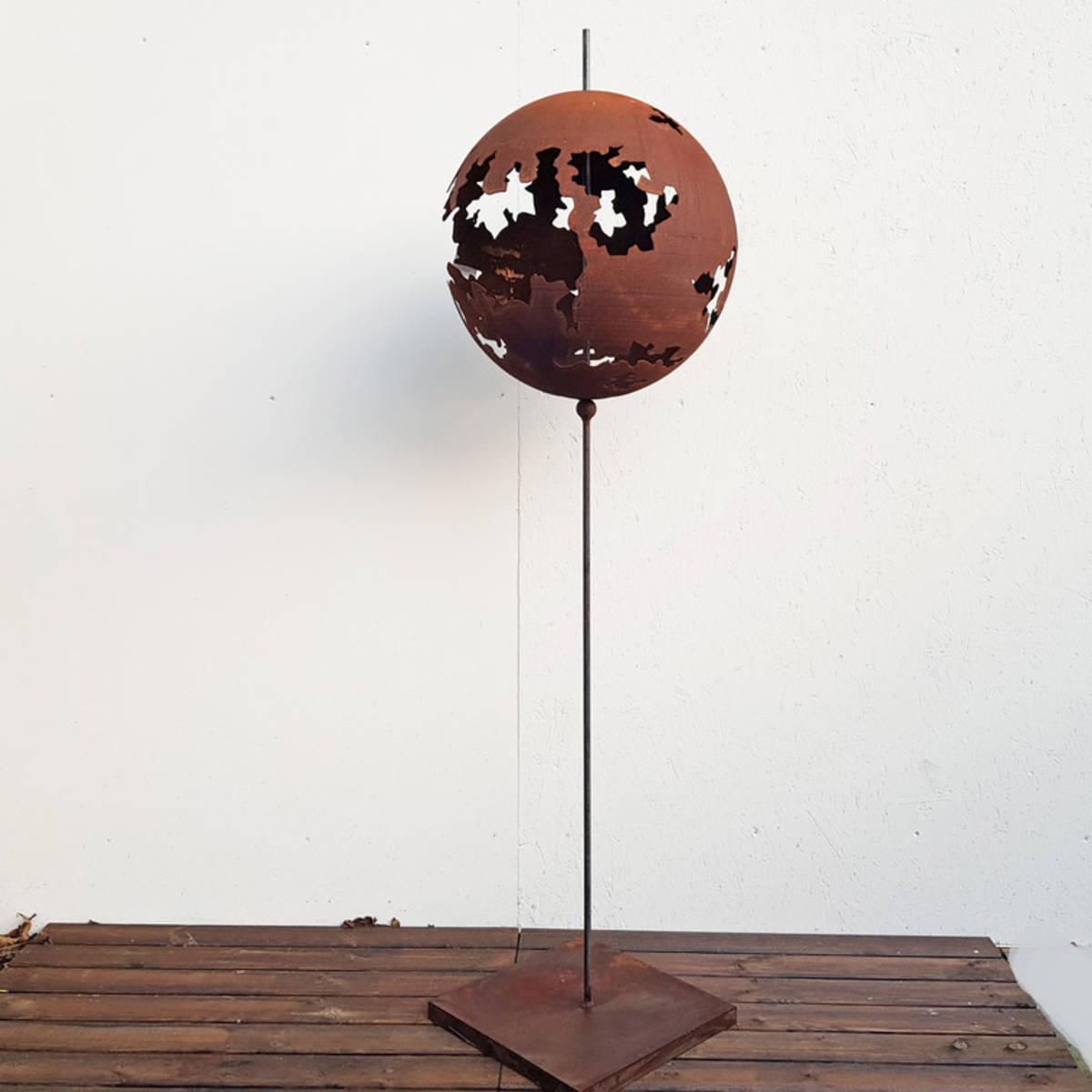 Boule en fer rouillé, finement découpé, sur tige H.170 cm  