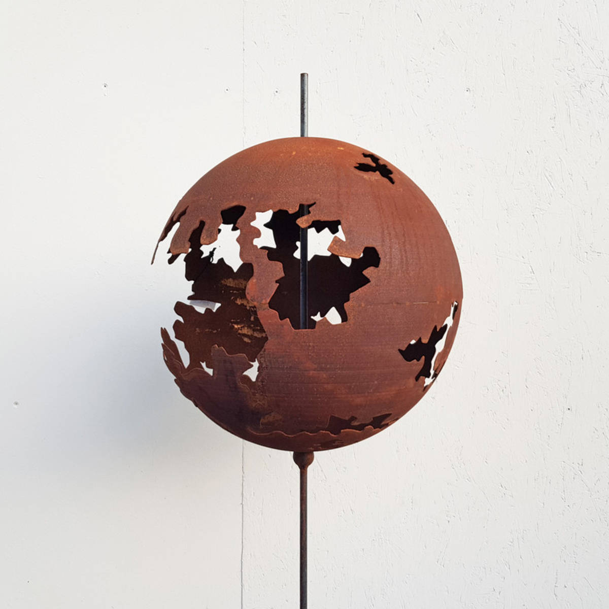 Boule en fer rouillé, finement découpé, sur tige H.170 cm  
