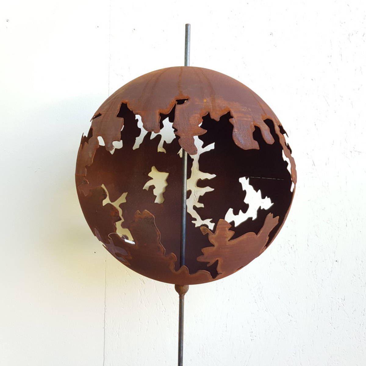 Boule en fer rouillé, finement découpé, sur tige H.170 cm  
