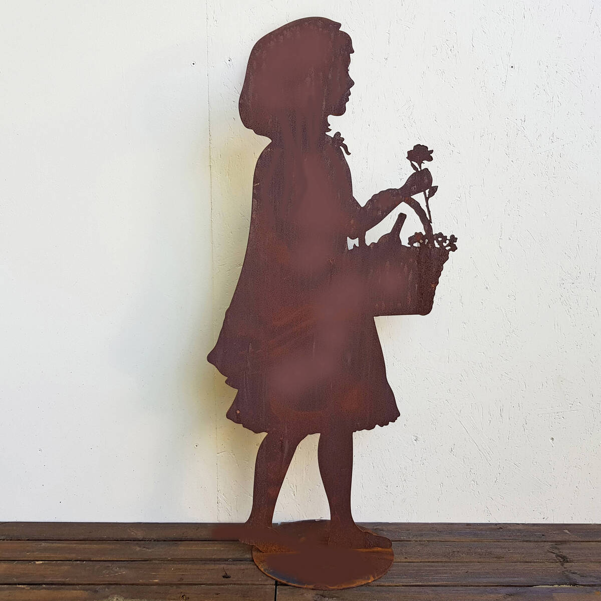 Mädchen mit Korb aus Rosteisen, H. 120cm