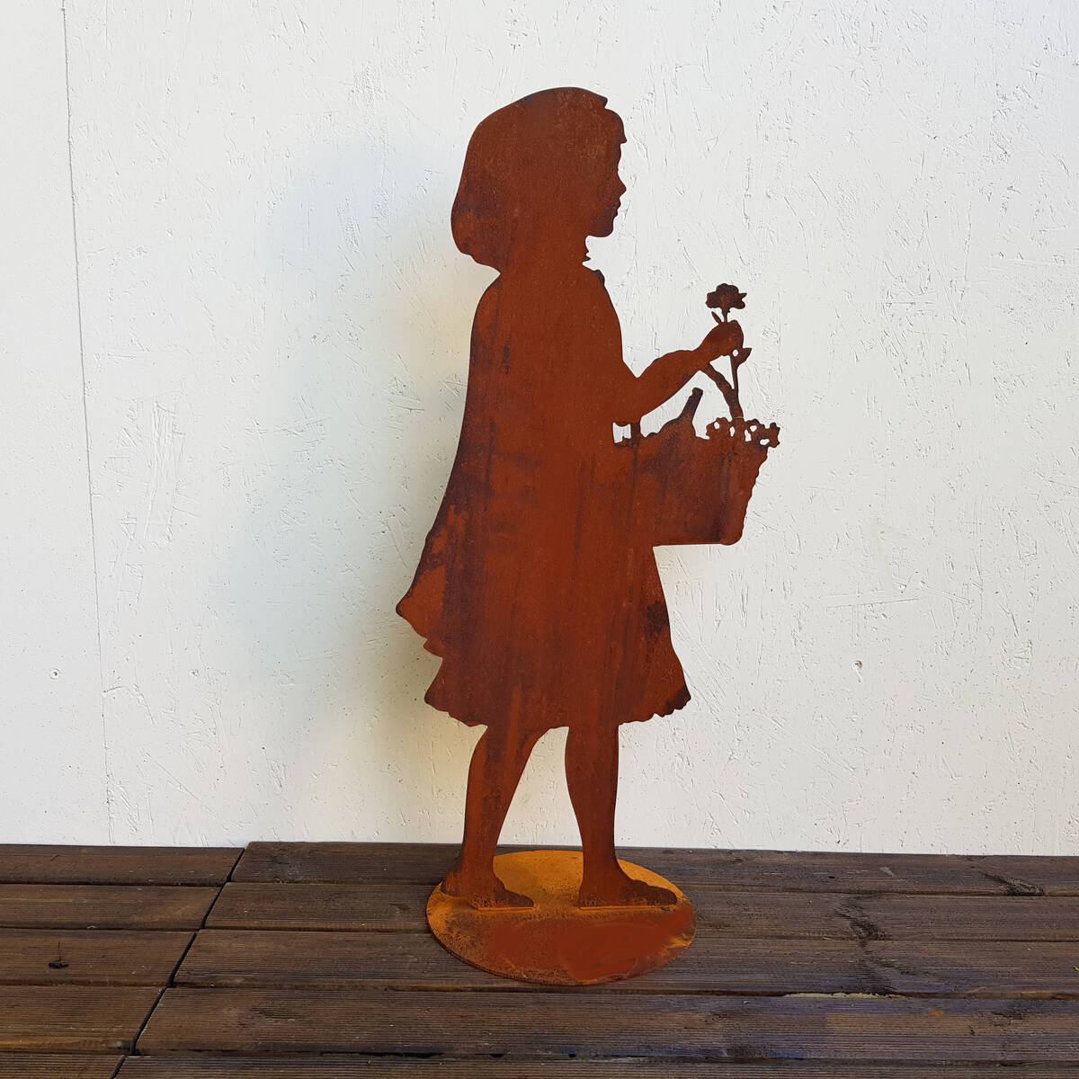 Mädchen mit Korb aus Rosteisen, H. 80cm