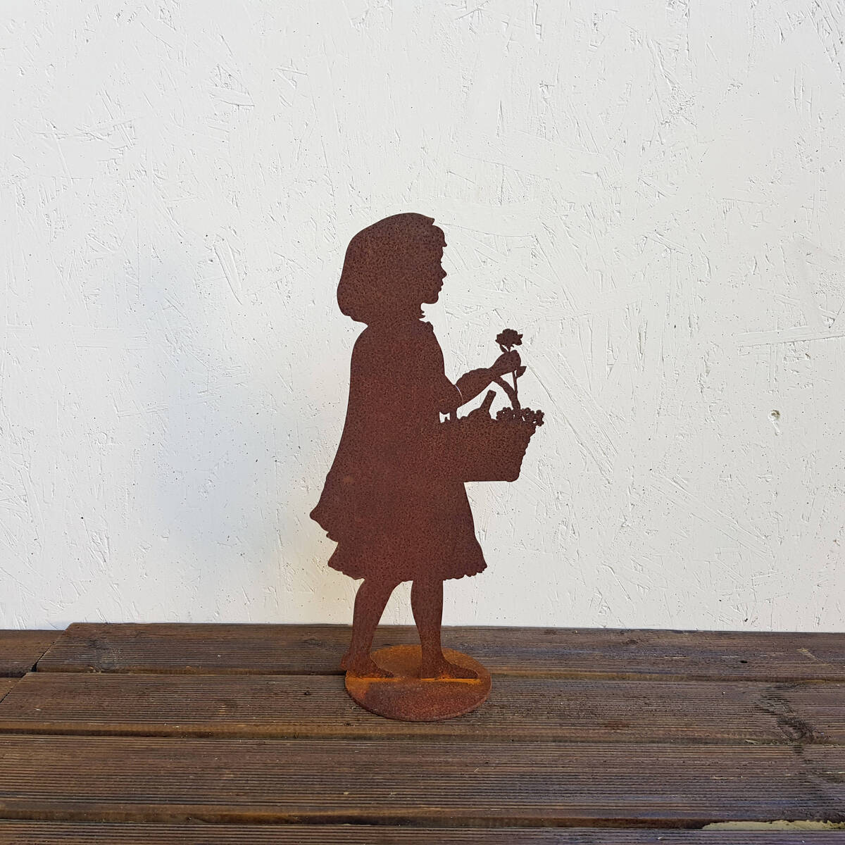 Mädchen mit Korb aus Rosteisen, H. 40cm