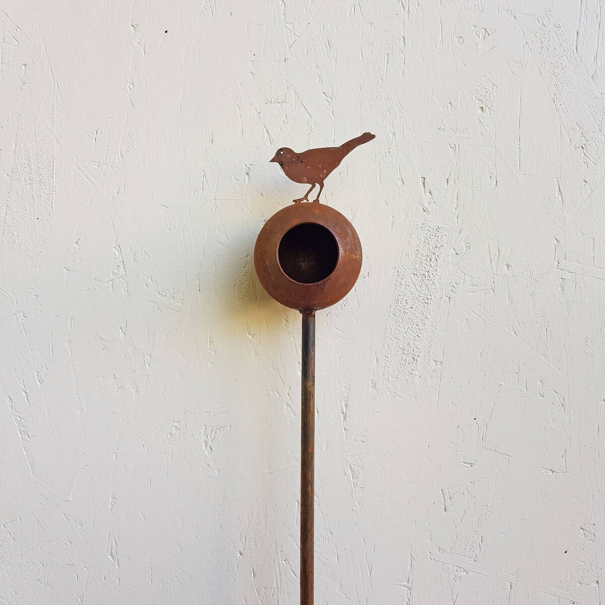 Boule en fer rouillé, avec oiseau, sur tige, H.160 cm 