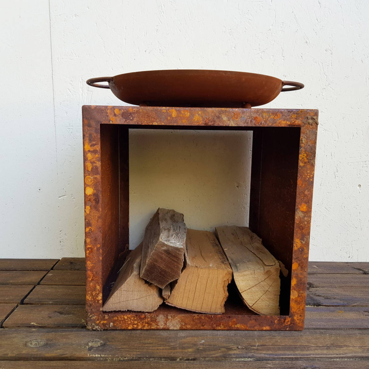 Feuerschale mit Holzlager aus Rosteisen