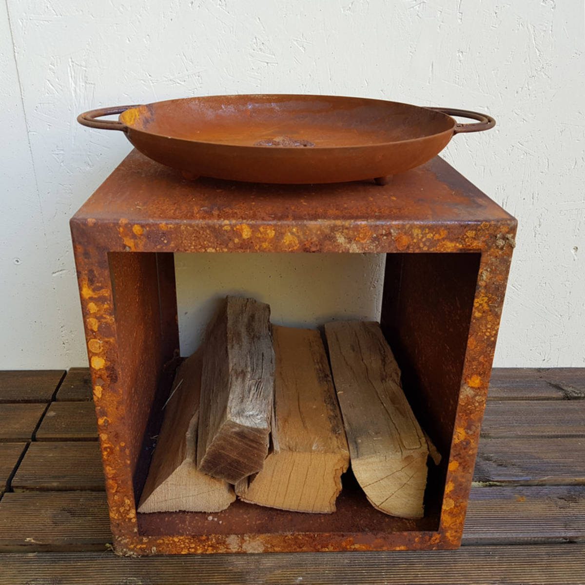 Feuerschale mit Holzlager aus Rosteisen