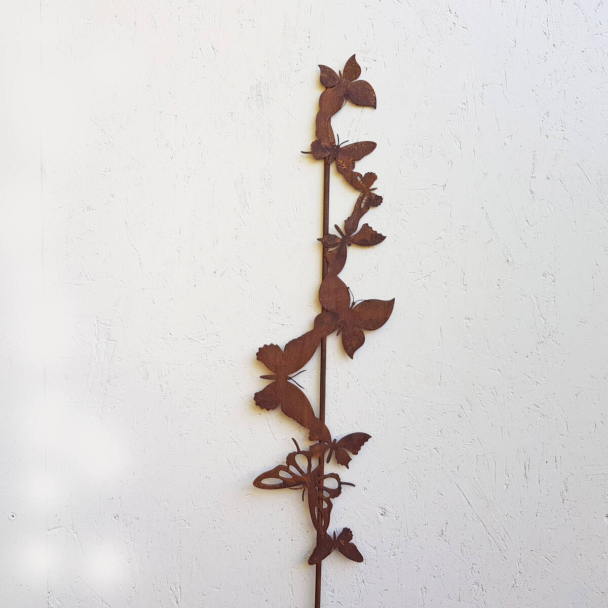 Schmetterlinge aus Rosteisen, am Stab, H. 83cm